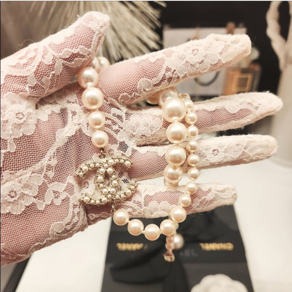 ❌️SOLD DIRECTLY ❌️CHANEL 100th Anniversary Pearl + Charm Necklace - Picture 11 of 16